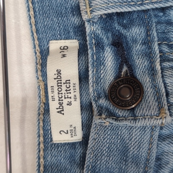 Abercrombie Light Wash Cuffed Denim Shorts Size 2 - Picture 2 of 5